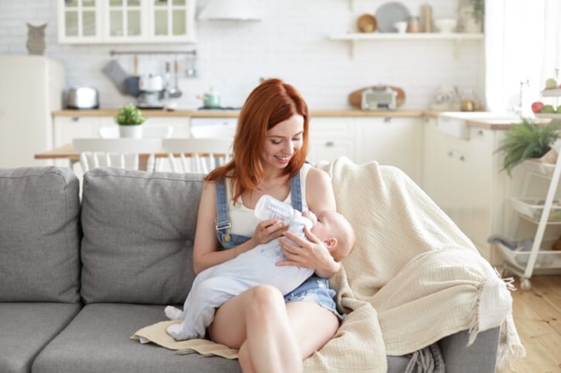 Cho bé ăn no trước khi đi ngủ để đảm bảo giấc ngủ ngon
