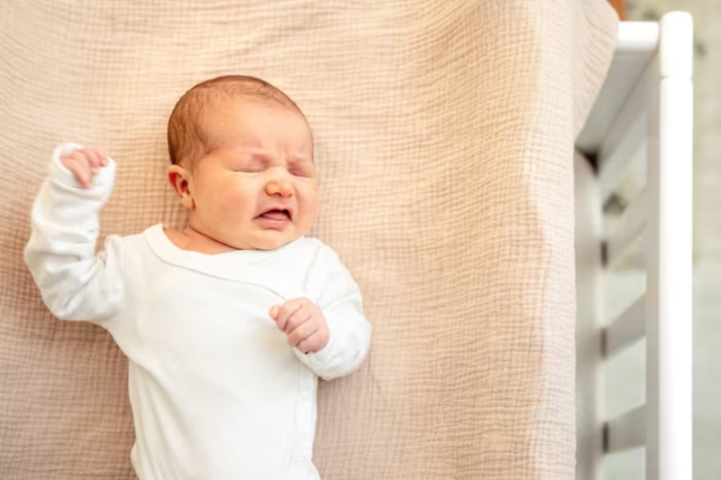 Trẻ sơ sinh hay giật mình hoảng hốt khi ngủ có thể ảnh hưởng đến sự phát triển