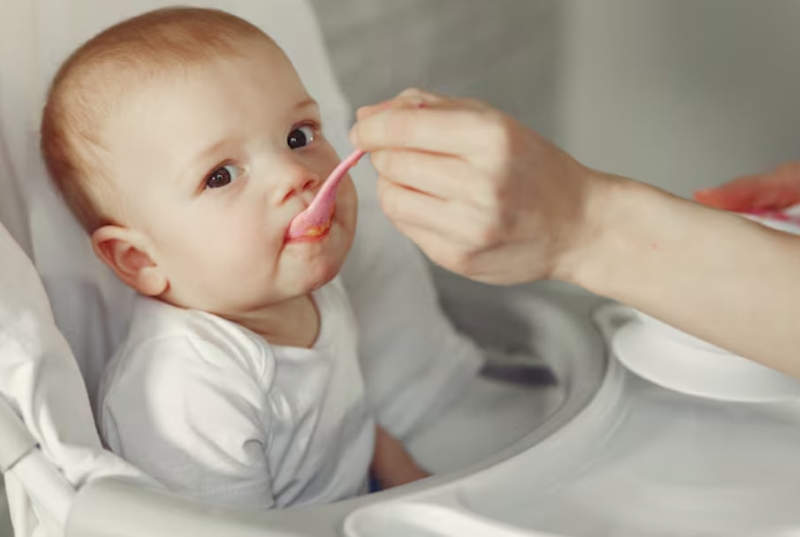 Cha mẹ cần theo dõi chặt chẽ sức khỏe của trẻ khi áp dụng chữa táo bón cho trẻ bằng rau mồng tơi