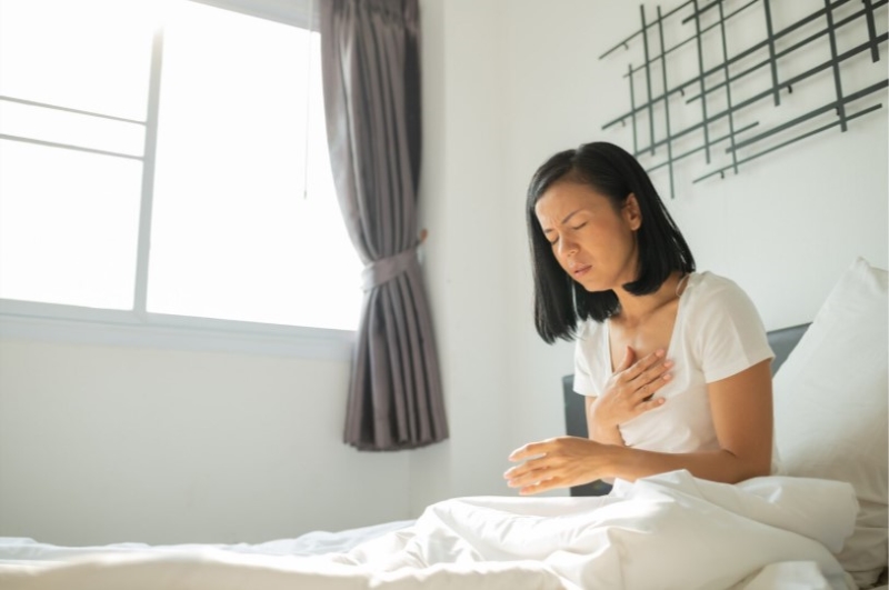 Khi cơ thể bị sốc nhiệt có thể xuất hiện tình trạng tim đập nhanh 