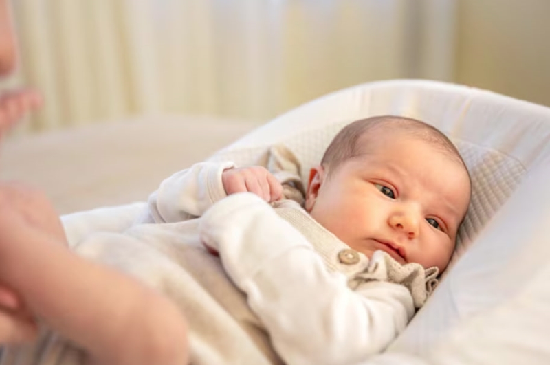 Cha mẹ cần theo dõi chặt chẽ sức khỏe của trẻ để kịp thời phát hiện bất thường nếu có 