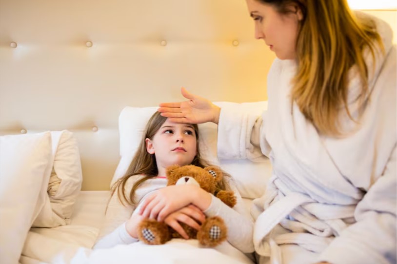 Sử dụng nước điện giải cho bé khi có tình trạng sốt kéo dài