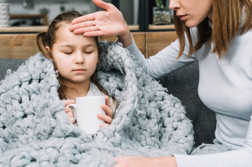 Theo dõi chặt chẽ tình trạng sức khỏe của trẻ sau khi sử dụng nước điện giải