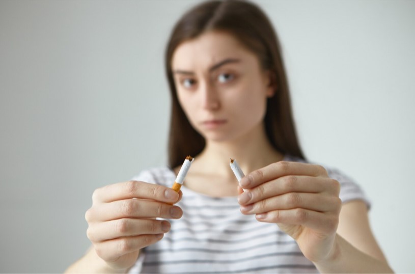 Không hút thuốc lá vì có thể khiến răng xỉn màu 