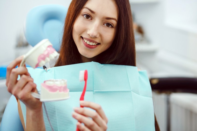 Lưu ý công tác vệ sinh răng miệng sau khi trồng răng sứ