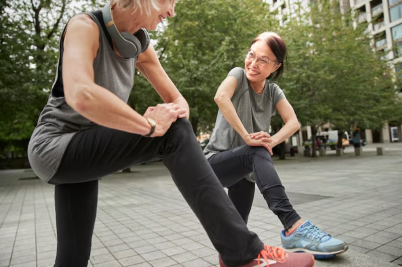 Khởi động, tập cơ bắp và kiểm soát cường độ vận động giúp giảm nguy cơ tổn thương gân và dây chằng