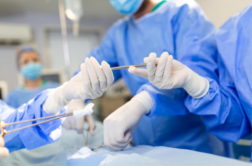 Phẫu thuật có thể được chỉ định trong một số trường hợp bướu sợi tuyến gây đau nhức hoặc kích thước lớn