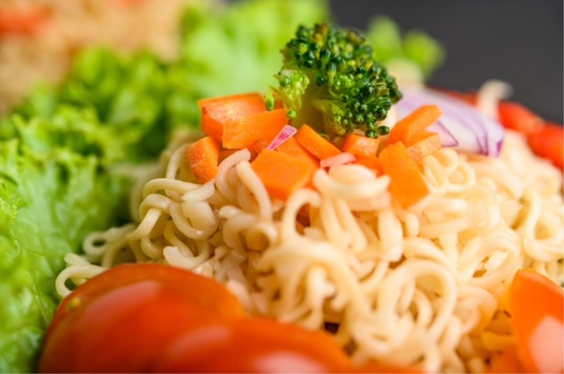 Kết hợp rau xanh trong quá trình chế biến mì