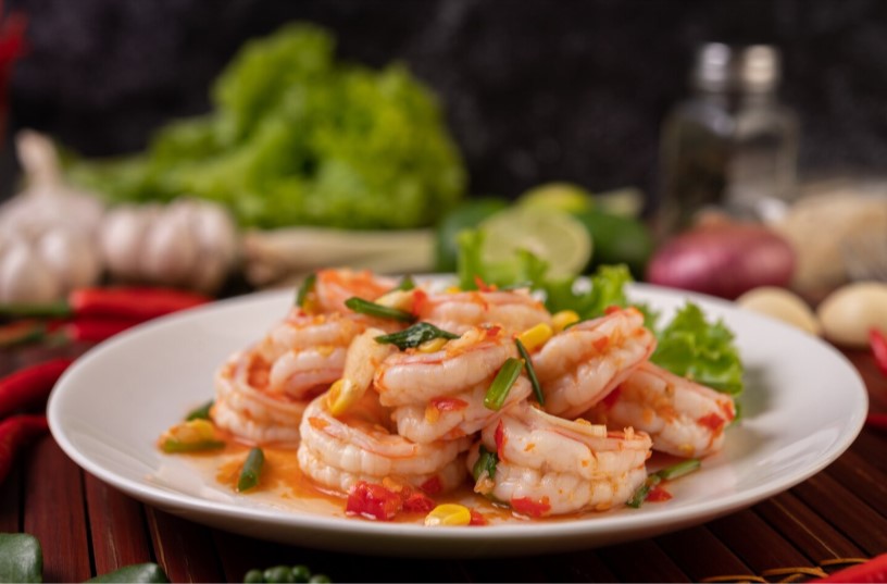Omega - 3 trong tôm giúp giảm cholesterol xấu, bảo vệ tim mạch, giảm viêm
