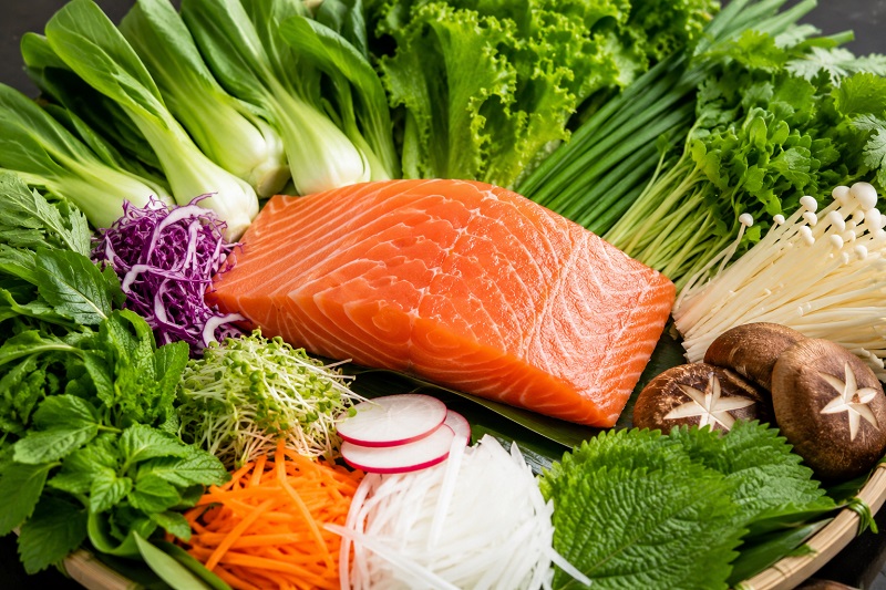 Hiện chưa có bằng chứng cho thấy cá hồi kỵ với một loại rau cụ thể. 