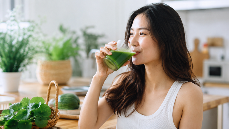 Uống rau má đúng thời điểm giúp hạn chế cảm giác đầy bụng, khó tiêu ở người có hệ tiêu hóa nhạy cảm. 
