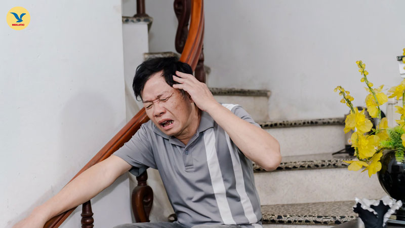 Đau đầu, buồn nôn là những triệu chứng điển hình của bệnh