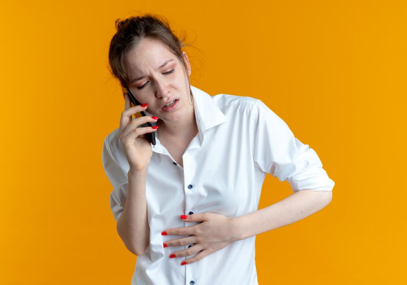 Nếu nuốt phải hạt na có dấu hiệu đau bụng dữ dội, mệt mỏi bạn cần đến bệnh viện khẩn cấp