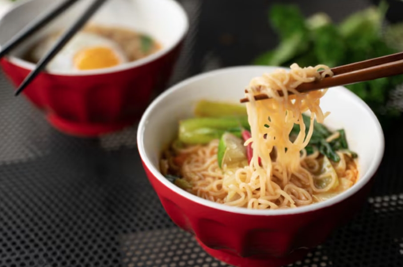 Người dùng nên luộc bỏ nước đầu khi chế biến mì tôm 