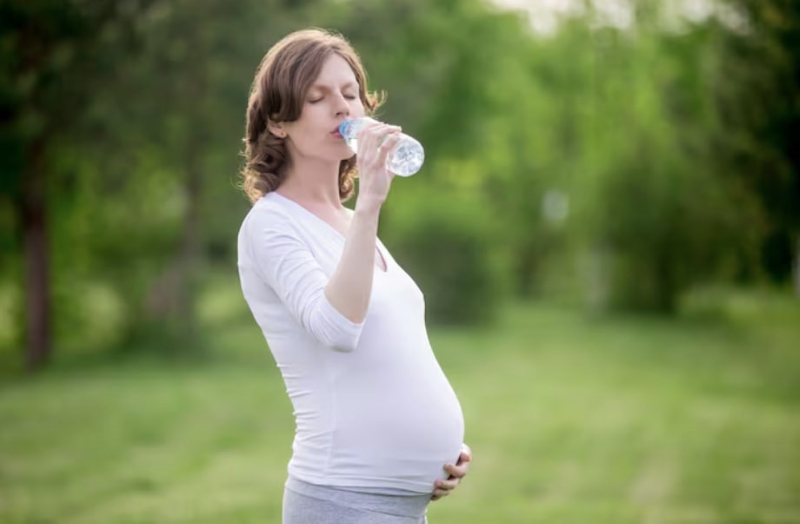 Mẹ bầu cần uống đủ nước để hạn chế tình trạng táo bón