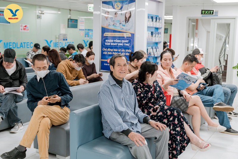 Người bệnh cần tái khám thường xuyên sau đặt stent để được bác sĩ theo dõi tình trạng sức khỏe
