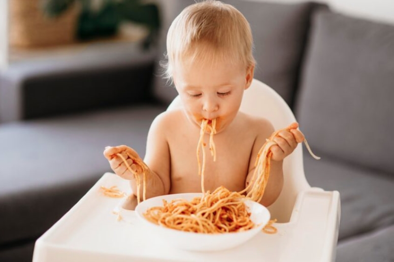 Cha mẹ nên ưu tiên thức ăn mềm để trẻ dần làm quen