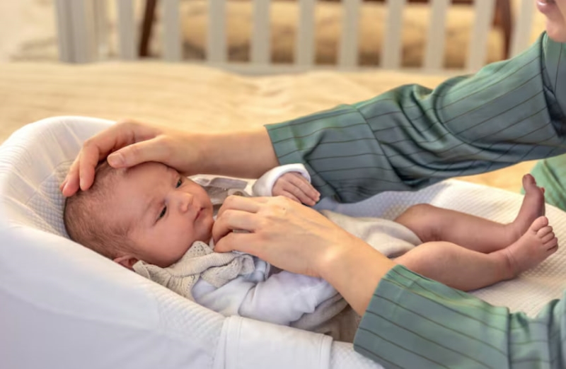Nếu bé ngủ ngay sau khi bú thì cha mẹ không nên vỗ ợ hơi cho bé