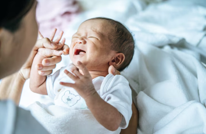 Tình trạng trẻ ợ hơi có thể do nuốt phải không khí khi bú