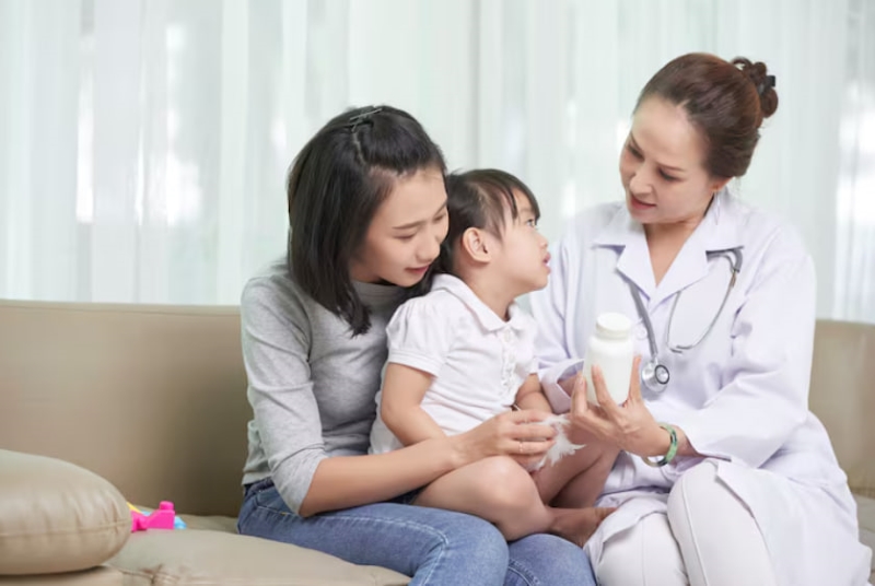 Đưa trẻ đi thăm khám kịp thời nếu tình trạng không thuyên giảm kèm thêm các triệu chứng bất thường