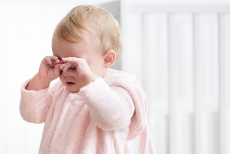 Cúm mùa là một trong những nguyên nhân khiến bé bị sốt ho sổ mũi mắt đổ ghèn
