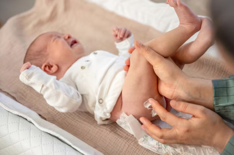 Sử dụng kem chống hăm là cách trị hăm cho trẻ sơ sinh tại nhà khá hiệu quả