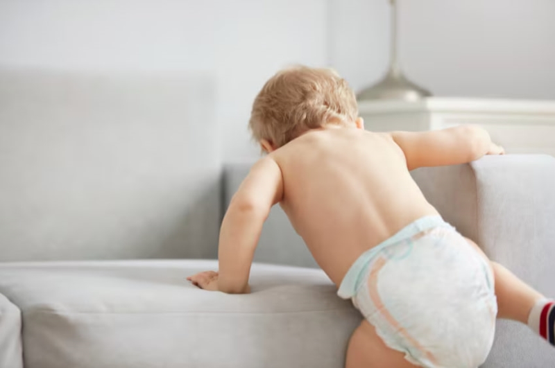 Mặc tã quá lâu là một trong những lý do khiến trẻ bị hăm da