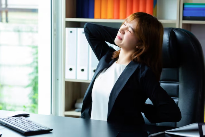 Nhân viên văn phòng là một trong những đối tượng dễ mắc phải tình trạng thoát vị đĩa đệm cột sống