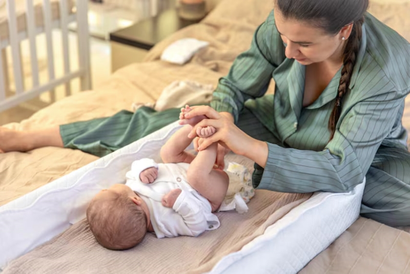Lau chùi mạnh có thể là nguyên nhân khiến vùng da quanh hậu môn của trẻ bị đỏ