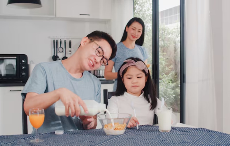 Cha mẹ nên bổ sung kẽm cho trẻ vào buổi sáng sau khi ăn sáng 30 phút