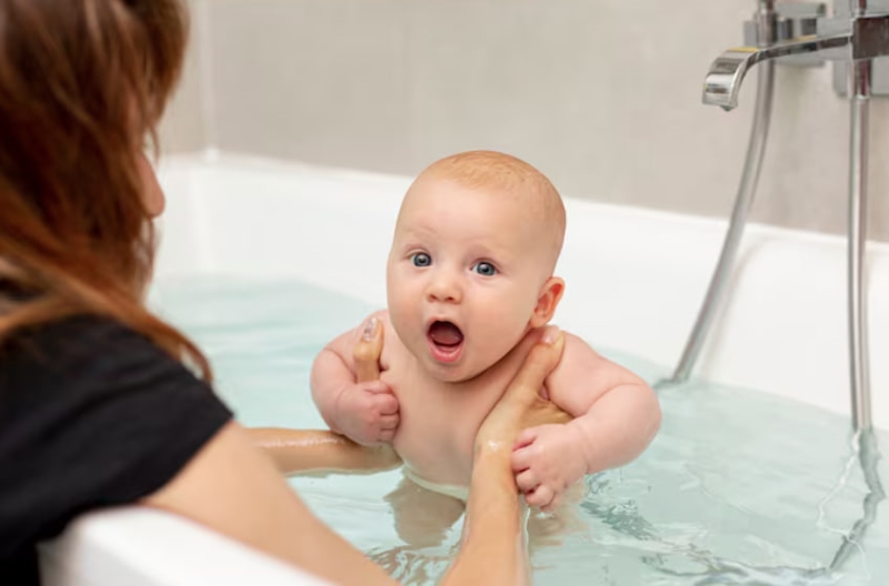 Trẻ sơ sinh có nên tắm hàng ngày không - câu trả lời tùy thuộc vào từng đối tượng 