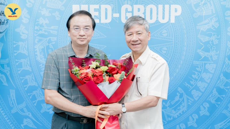 GS.AHLĐ Nguyễn Anh Trí tặng hoa chào mừng ThS.BSCKII Phạm Minh Đức về đảm nhiệm vị trí Phó Giám đốc Bệnh viện Đa khoa MEDLATEC Hồng Hà.