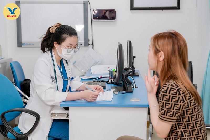 Bác sĩ hướng dẫn người bệnh cách đọc kết quả xét nghiệm tuyến giáp cơ bản