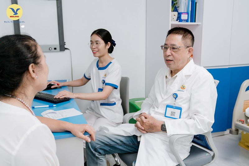 Người bệnh được bác sĩ tư vấn thông tin cần lưu ý trong kết quả xét nghiệm chức năng gan