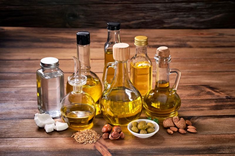 Người bệnh thiếu máu cơ tim cục bộ nên ưu tiên sử dụng dầu thực vật ép lạnh chế biến đồ ăn