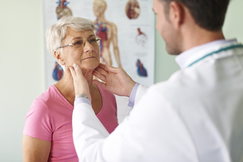 Tuyến giáp nằm ở phía trước cổ, đảm nhận vai trò sản xuất hormone điều hòa chuyển hóa cơ thể. 
