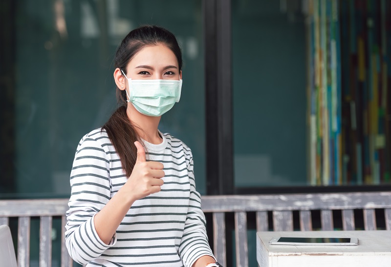 Bạn nên đeo khẩu trang khi ở nơi đông người để hạn chế nguy cơ lây nhiễm bệnh đường hô hấp. 