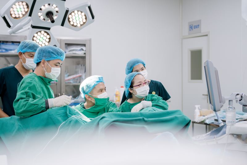 Phẫu thuật nội soi điều trị lạc nội mạc tử cung mức độ nặng, bác sĩ có thể cân nhắc thực hiện kỹ thuật treo buồng trứng. 
