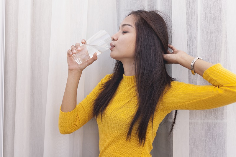 Uống quá nhiều nước trước khi thử có thể làm loãng nồng độ hCG trong nước tiểu, dẫn đến que thử thai 1 vạch đậm 1 vạch mờ