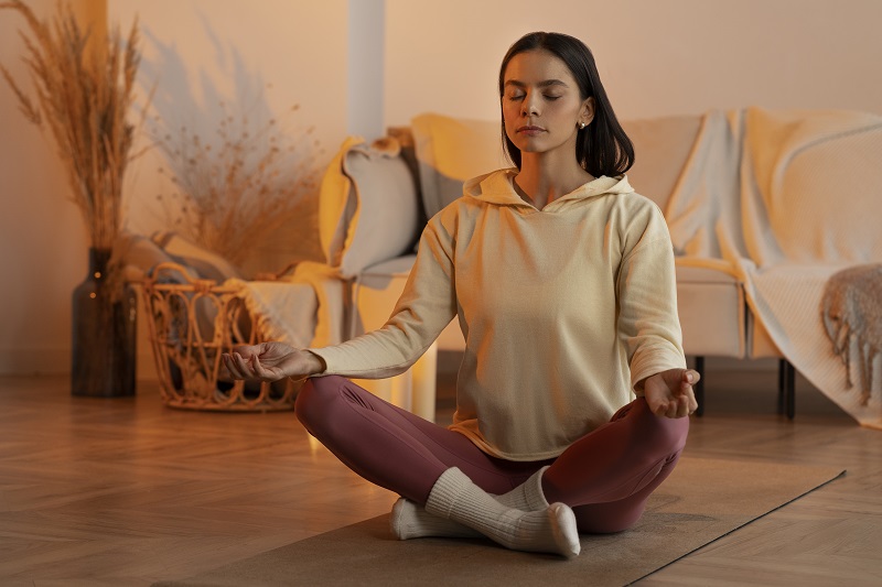 Các động tác hít thở sâu, thư giãn cơ thể có thể giúp giảm cảm giác căng thẳng khi bị mất ngủ do cà phê