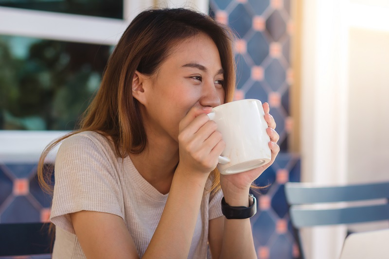 Việc theo dõi phản ứng của cơ thể với từng loại đồ uống chứa caffeine giúp bạn điều chỉnh thói quen phù hợp. 