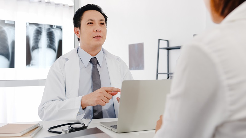Bạn nên thông báo với bác sĩ về việc dùng tỏi đen trước khi thực hiện phẫu thuật