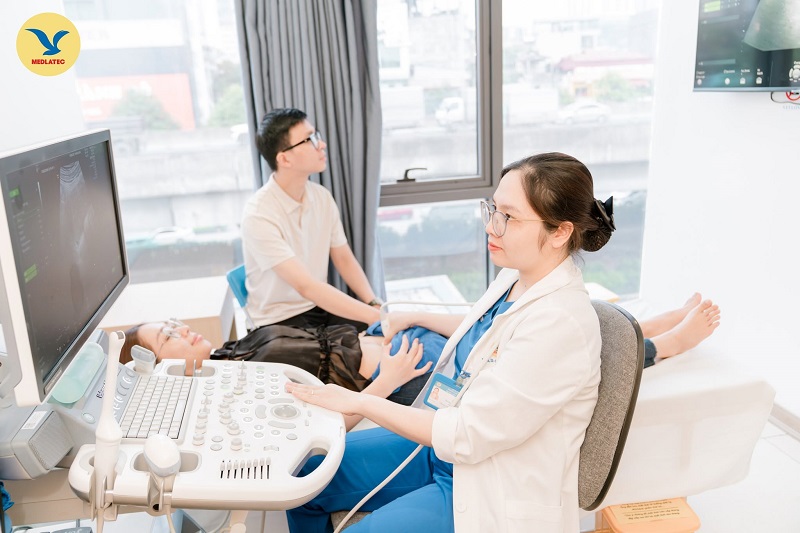 Mẹ bầu cần đi khám nếu xuất hiện các dấu hiệu bất thường trong thai kỳ