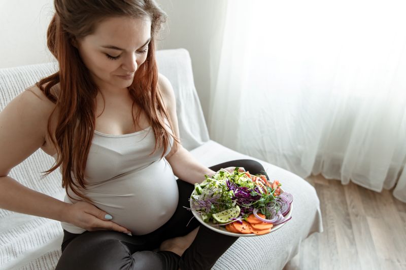 Mẹ bầu thai kì nên chia nhỏ bữa ăn trong ngày và tăng cường chất xơ và rau xanh