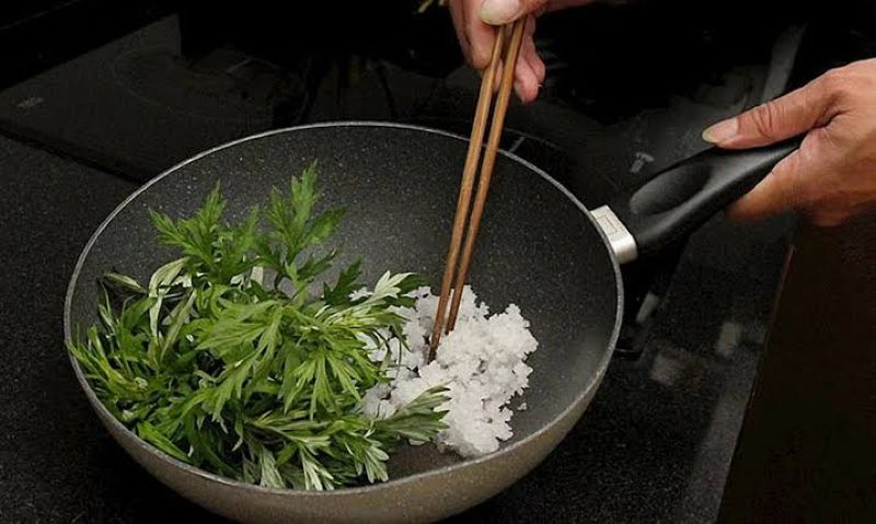 Bài thuốc chườm ngải cứu rang muối hột