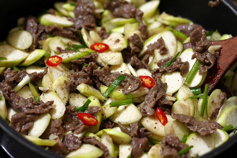 Bạn có thể xào củ niễng với thịt bò để có món ăn ngon miệng cho bữa cơm hàng ngày