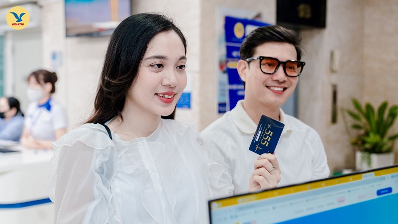 Bạn nên đến khám bác sĩ da liễu nếu mụn lưng kéo dài, sưng đau hoặc có dấu hiệu viêm nhiễm. 