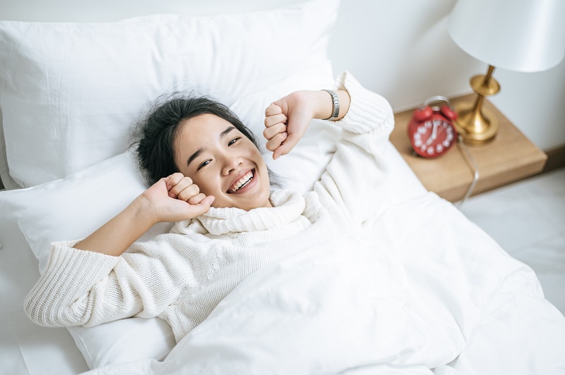 Uống đủ nước và nghỉ ngơi hợp lý giúp hạn chế tình trạng chân tay bủn rủn tái diễn. 