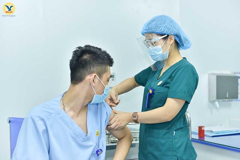 Tiêm vắc xin phòng zona được khuyến nghị để giảm nguy cơ mắc bệnh và biến chứng đau sau zona. 