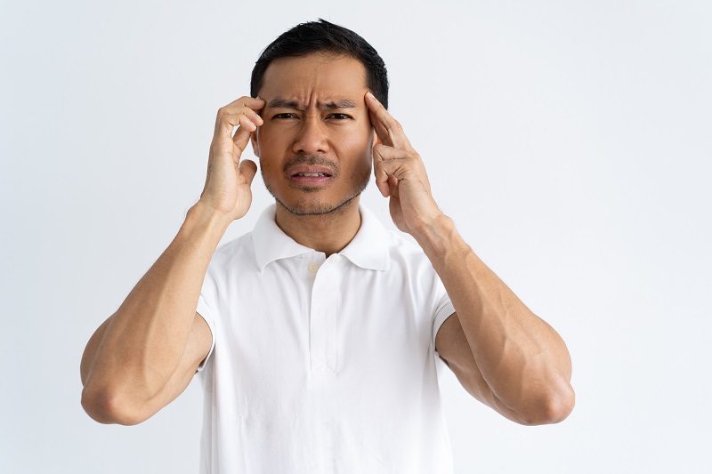 Đau đầu, chóng mặt là một trong những dấu hiệu cần lưu ý nếu ăn phải rau chưa nấu chín kỹ. 